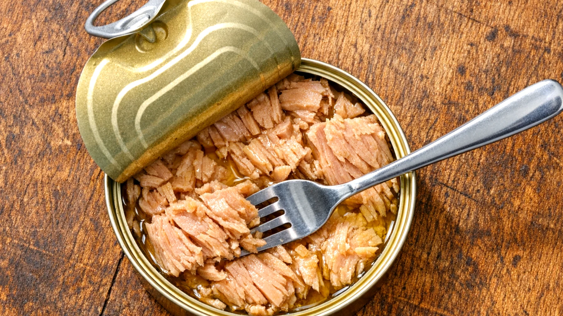 Molte persone non sanno come utilizzare correttamente il tonno sott'olio in cucina, sprecandone il potenziale in termini di sapore e versatilità, o commettendo errori comuni come non sgocciolarlo adeguatamente, non valorizzare l'olio di conservazione, o non scegliere il momento giusto per aggiungerlo alle preparazioni"