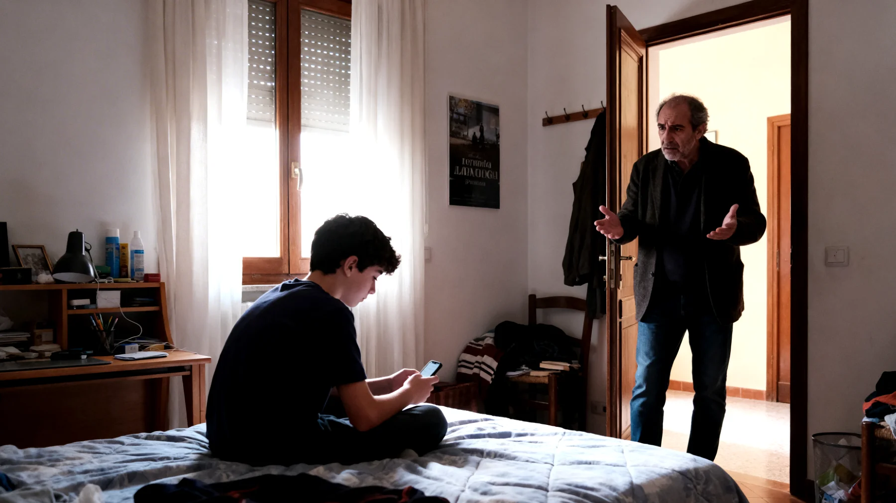 Un papà fatica a comunicare con il figlio adolescente che si chiude in camera, risponde a monosillabi e sembra non voler condividere nulla della sua vita quotidiana, creando un muro di silenzio che preoccupa e allontana"